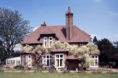 The Anchorage, 13 Village Road, 1988
Late 19th century, designed by Thomas Tayler Smith. Listed Grade II. - [i]Treasures of Enfield[/i] p.125.
Keywords: houses;19th century;Grade II listed