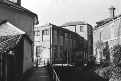 New Picturedrome cinema near Crown and Horseshoes
Opened in Chase Side in 1911 in a building later known as Suttons Warehouse. - [i]History of Enfield[/i] vol.2, p.334.
The cinema building was replaced by a modern block of flats called Danby Court in the 1980s.
Keywords: cinemas;demolished buildings