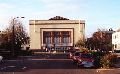 Savoy cinema, Southbury Road, April 1995
View from Willow Road, looking south. A Cannon cinema.
Keywords: 1990s;cinemas;demolished buildings