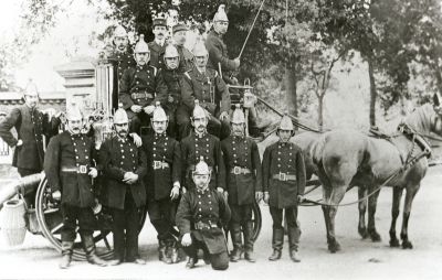 Ponders End Fire Brigade, about 1905
With fire pump drawn by two horses.
Keywords: 1900s;fire engines;firemen;horse-drawn vehicles