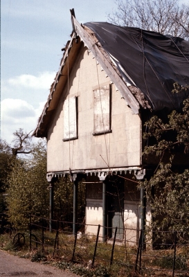 Bush Hill Golf Club Lodge, 1976
Windows boarded up, thatch covered with a tarpaulin
Keywords: golf courses;demolished buildings;historic buildings