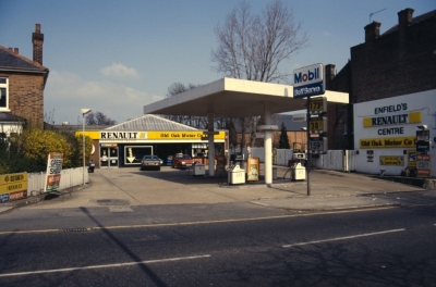 Old Oak Garage, Windmill HIll, 1988
On the site previously occupied by the Bycullah Athenaeum
Keywords: 1980s;garages