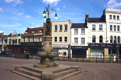 Fountain
At junction of London Road and The Town
Keywords: fountains;The Town