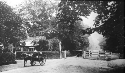 Turnpike in London Road
Toll gate set up early in the year 1830.
Keywords: horse-drawn vehicles;roads and streets;road transport