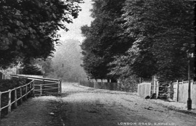 London Road
Copy of an old postcard
Keywords: roads and streets