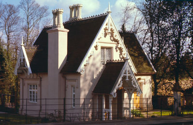 South Lodge, Whitewebbs Park
Built in 1820. Slide has note "N.B. left chimney" but it is not clear what point is being drawn attention to.
Keywords: historic buildings