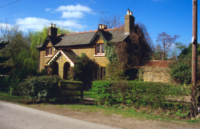 Willow Cottage, Burnt Farm Ride
Shared gabled porch with decorated barge boards over two arched doorways, one now partly filled-in with brickwork. Appears to have been a pair of semi-detached houses, now combined into one.
Keywords: houses;residential buildings