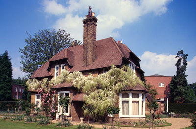 The Anchorage, 13 Village Road
Late 19th century. Architect was Thomas Tayler Smith. Described in [i]Treasures of Enfield[/i].
Keywords: Grade II listed;houses