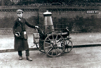 Milk cart from Chase Court Dairy, Windmill Hill, in Essex Road
Keywords: retail;road transport;people