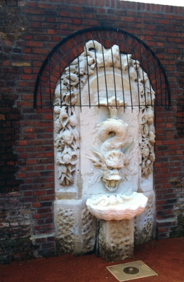 Drinking fountain in the walled garden, Pymmes Park
Keywords: fountains;parks;sculpture