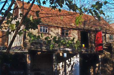 Old stables off Cecil Road at the end of the old houses
Keywords: stables