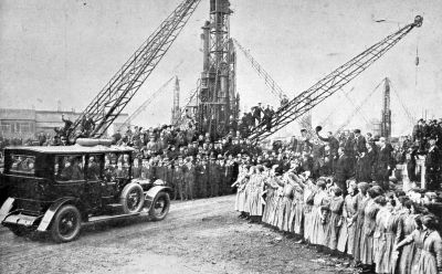 Ponders End Shell Factory, 1917
Possibly showing the visit of King George V, who visited the factory in February that year.
Keywords: industry;1910s;events