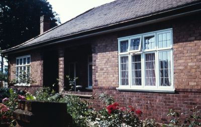 Bungalow, Holly Walk, Chapel Street or River View ?
Slide marked "Copy. Iris Mann donated 85 /1971". Slide is dated 1985-09. It is not clear whether 1971 is the date the picture was taken or the date the bungalow was built.
Keywords: houses;bungalows