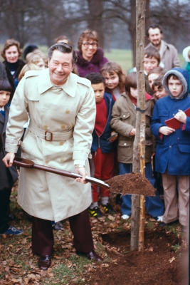 National Tree Week, 1976
Tree being planted at Hilly Fields by Reg Varney (actor), 14th March 1976.
Keywords: trees;events