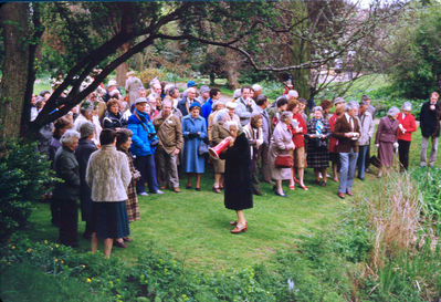 Myddelton House grounds : visit, 1985
Keywords: gardens;events