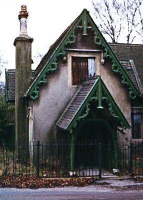 South Lodge to Whitewebbs Park
Built in 1820, L-shaped gate lodge to Whitewebbs Park, similar in style to North Lodge, Whitewebbs Road. Listed Grade II.
Not to be confused with the large house called South Lodge at the junction of Merryhills Drive and Greystoke Gardens which was leased to William Pitt for six years from 1747 and was demolished in 1935.
Keywords: 19th century;Grade II listed;historic buildings;houses