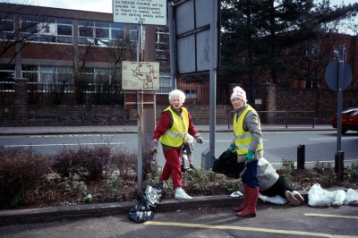 Clearing a car park, 1984
Beryl Dorrington and another member of the anti-litter group.
(Date of March 1984 from slide processing mark)
Keywords: 1980s;litter;LP1