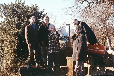 Opening of Parkside Farm footpath, 1979
Stuart Mills, Peter Woollett, Mrs Whitman, Mayor Cllr John Payne, Michael Whitman. Mr and Mrs Whitman were from Parkside Farm, across which the footpath runs.
Keywords: 1970s;footpaths;LC4;events