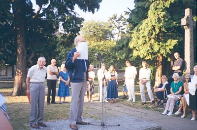 Walk round Enfield Town, 30th June 1994
Talk in St Andrew's churchyard. David Pam on the left. 
Keywords: heritage_walks;Enfield Preservation Society