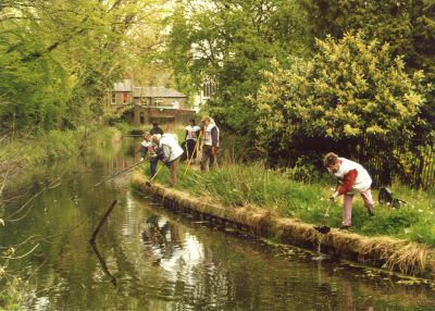 Enfield Preservation Society members cleaning up the New River Loop
This picture may have been taken during Environment Week, 1990, when there was a "New River Loop clean-up" on Sunday 6th May.
Keywords: litter;New River