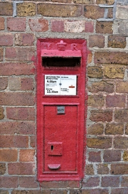 Trent Park Campus.  Victorian post box
[i][Can be found on left hand side of the entrance from road round the daffodil lawn][/i] 
Rare example of a Victorian post box still in use in the area
